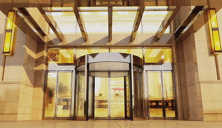 酒店大門設(shè)計(jì)為什么偏愛旋轉(zhuǎn)門？